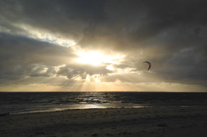 Kitesurfing im Sonnenuntergang in Utersum auf Föhr